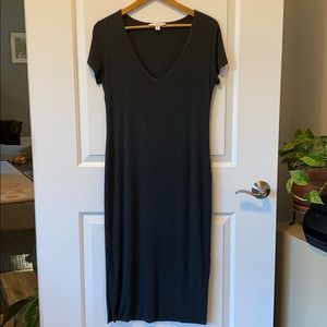 Amour Vert Gray V-Neck Midi Dress